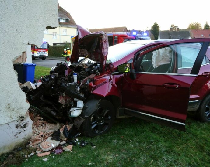 Medizinischer Notfall? – PKW kracht in Haus-Garage in Mengeringhausen Medizinischer Notfall? – PKW kracht in Haus-Garage in Mengeringhausen
