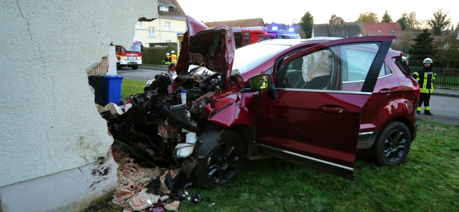 Medizinischer Notfall? – PKW kracht in Haus-Garage in Mengeringhausen Medizinischer Notfall? – PKW kracht in Haus-Garage in Mengeringhausen