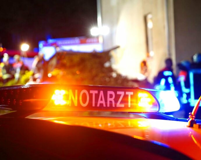 Kleinbus prallt in Mehlen in Wohnhaus – Busfahrer kommt ums Leben