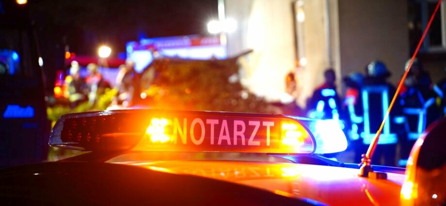 Kleinbus prallt in Mehlen in Wohnhaus – Busfahrer kommt ums Leben