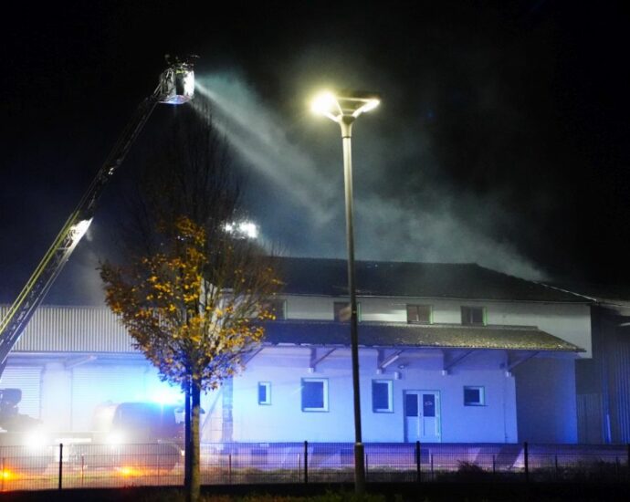 Brand in einer Lagerhalle in Volkmarsen