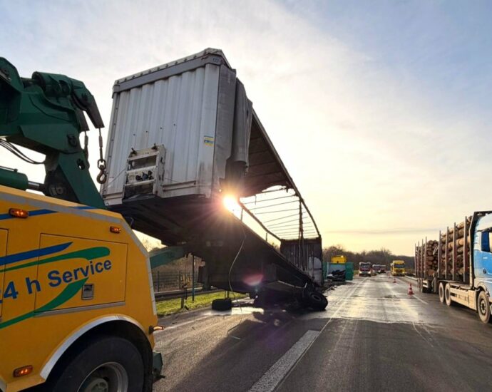 Reifenplatzer löste wohl LKW-Brand auf A44 aus