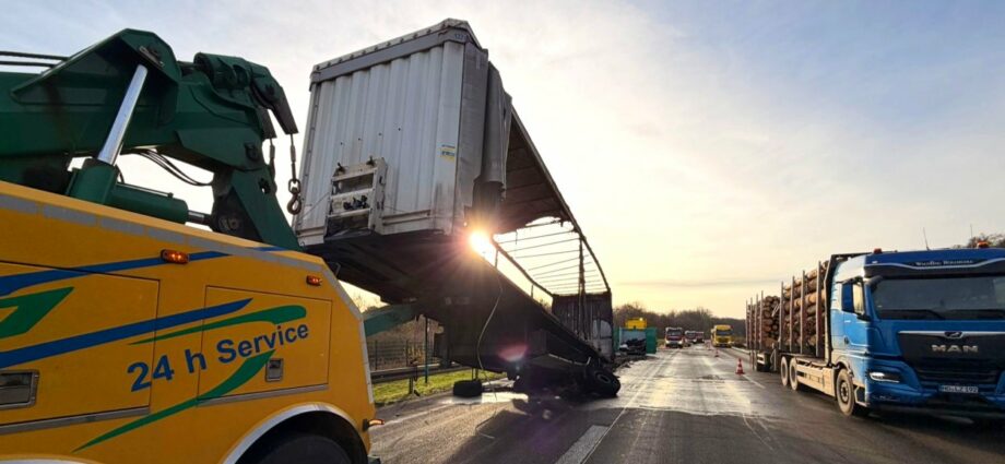 Reifenplatzer löste wohl LKW-Brand auf A44 aus