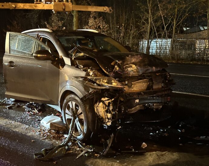Fuldabrück: Sechs Verletzte bei Unfall an Kreuzung – Achtjähriger schwer verletzt Fuldabrück: Sechs Verletzte bei Unfall an Kreuzung – Achtjähriger schwer verletzt