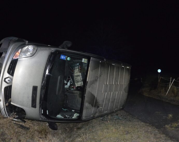 Heli: PKW überschlägt sich nach Reifenplatzer – Fahrer verletzt Heli: PKW überschlägt sich nach Reifenplatzer – Fahrer verletzt