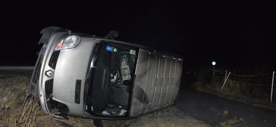 Heli: PKW überschlägt sich nach Reifenplatzer – Fahrer verletzt Heli: PKW überschlägt sich nach Reifenplatzer – Fahrer verletzt