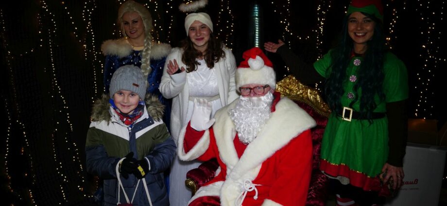 Ahnatal: Nikolaus empfing Hunderte Kinder am Weihnachtshaus Ahnatal: Nikolaus empfing Hunderte Kinder am Weihnachtshaus