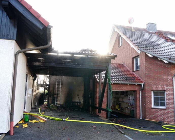 Feuer greift auf Dachstuhl über – Nachbarhaus vor Flammen gerettet