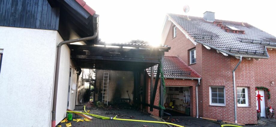Feuer greift auf Dachstuhl über – Nachbarhaus vor Flammen gerettet