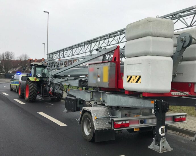 Polizei zieht Traktor-Gespann aus dem Verkehr