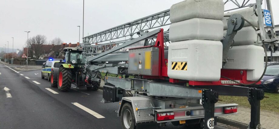 Polizei zieht Traktor-Gespann aus dem Verkehr