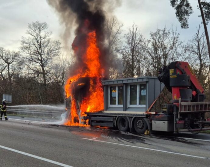 Zugmaschine geriet auf A7 bei Guxhagen in Vollbrand Zugmaschine geriet auf A7 bei Guxhagen in Vollbrand