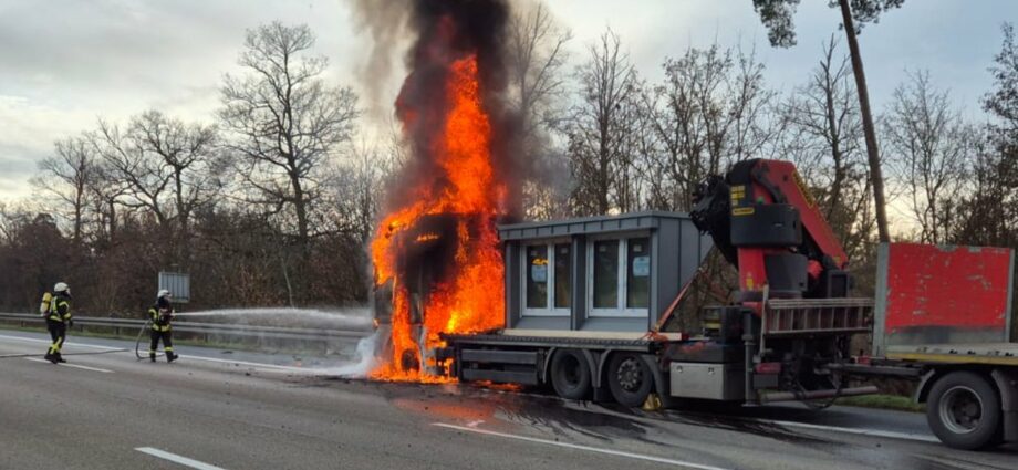 Zugmaschine geriet auf A7 bei Guxhagen in Vollbrand