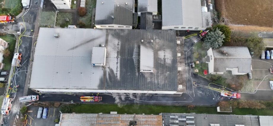 Großbrand in Hattersheim: Einsatz nach 14 Stunden beendet Großbrand in Hattersheim: Einsatz nach 14 Stunden beendet