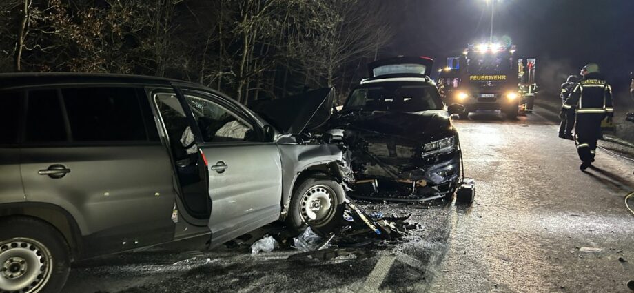 HeLi: Drei Schwerverletzte nach Glätteunfall – Rettungshubschrauber im Einsatz