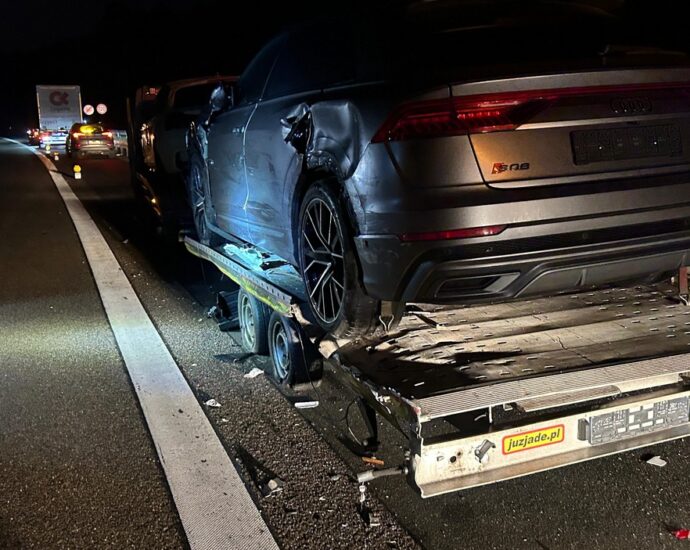 KS: Nächtlicher Unfall auf der A7: Aufwendige Bergung nach Kollision mit Pannenfahrzeug KS: Nächtlicher Unfall auf der A7: Aufwendige Bergung nach Kollision mit Pannenfahrzeug