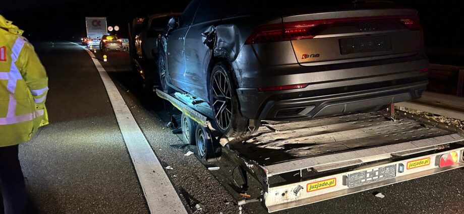 KS: Nächtlicher Unfall auf der A7: Aufwendige Bergung nach Kollision mit Pannenfahrzeug