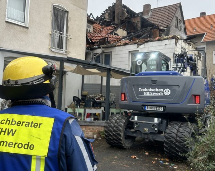 ESW: Vermutlich fahrlässige Ursache für Dachstuhlbrand im Alten Steinweg – THW im Einsatz