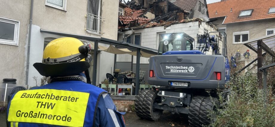 ESW: Vermutlich fahrlässige Ursache für Dachstuhlbrand im Alten Steinweg – THW im Einsatz