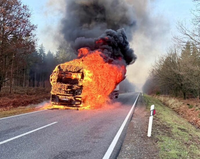 LKW-Brand im Reinhardswald: Vollsperrung wohl bis in die Nacht