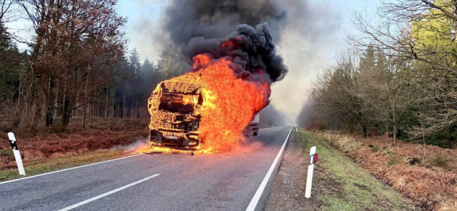 LKW-Brand im Reinhardswald: Vollsperrung wohl bis in die Nacht
