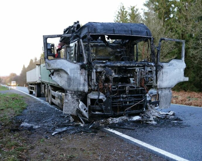 L 3232 nach LKW-Brand gesperrt: Reparaturarbeiten im Reinhardswald