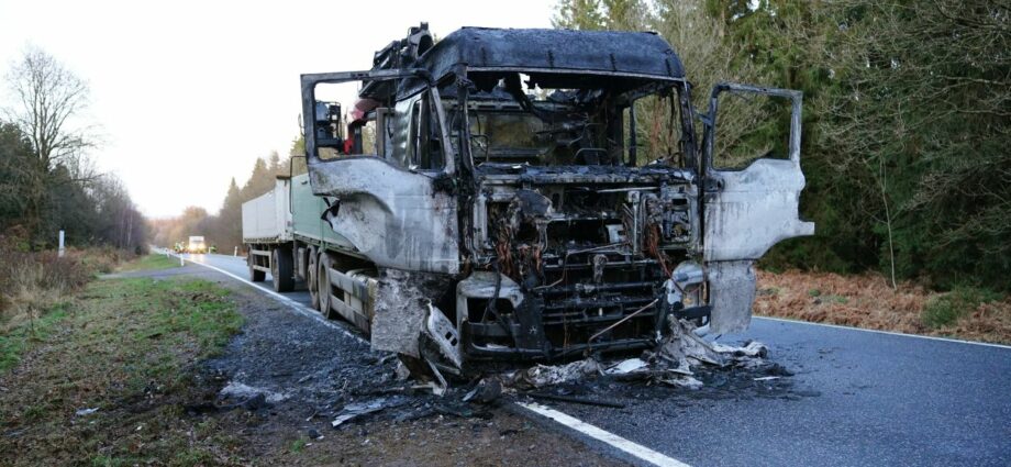 L 3232 nach LKW-Brand gesperrt: Reparaturarbeiten im Reinhardswald L 3232 nach LKW-Brand gesperrt: Reparaturarbeiten im Reinhardswald