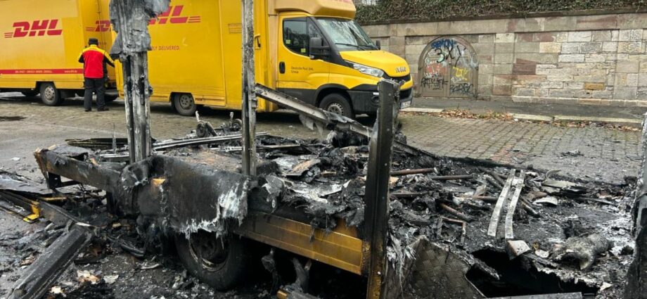 Brand bei Postzustellung: Paketfahrzeug in Kassel ausgebrannt