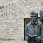 Kultureller Umzug: Brüder-Grimm-Denkmal vor der GRIMMWELT aufgestellt