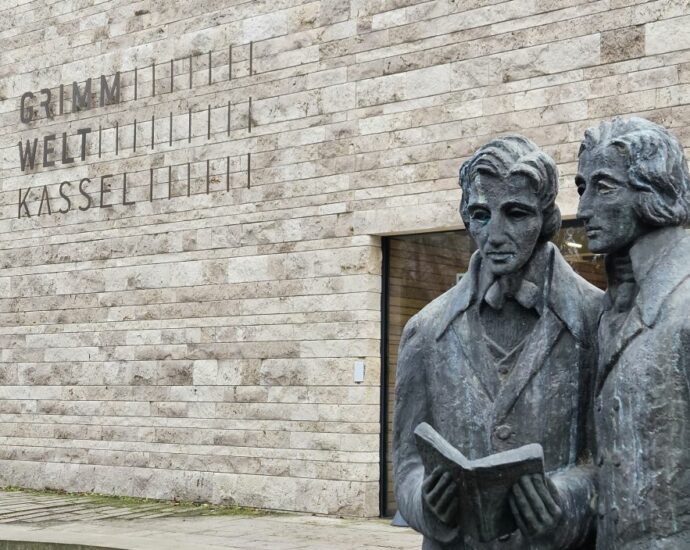 Kultureller Umzug: Brüder-Grimm-Denkmal vor der GRIMMWELT aufgestellt Kultureller Umzug: Brüder-Grimm-Denkmal vor der GRIMMWELT aufgestellt