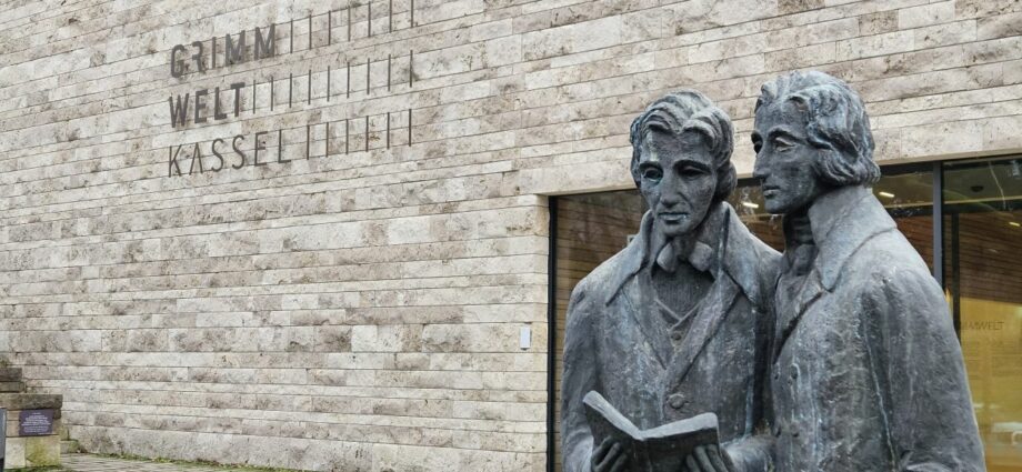 Kultureller Umzug: Brüder-Grimm-Denkmal vor der GRIMMWELT aufgestellt Kultureller Umzug: Brüder-Grimm-Denkmal vor der GRIMMWELT aufgestellt
