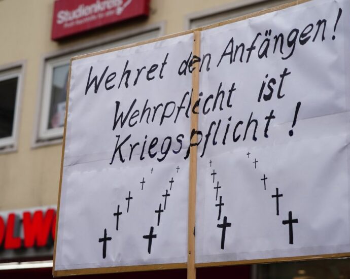 Protest gegen Wehrpflicht? Unbekannte beschmieren Bürogebäude der Bundeswehr