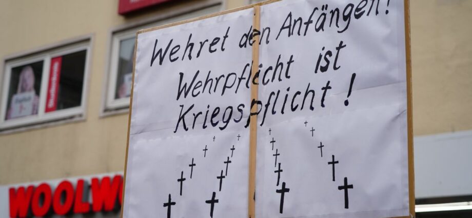 Protest gegen Wehrpflicht? Unbekannte beschmieren Bürogebäude der Bundeswehr