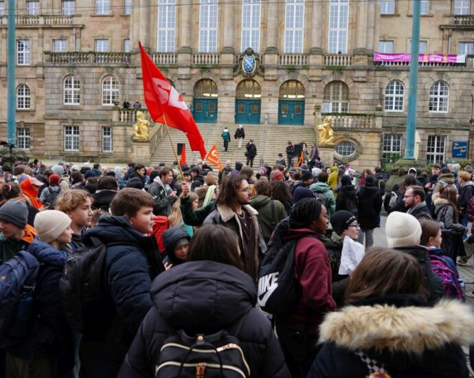 1.200 Schüler demonstrieren in Kassel gegen Wehrpflicht 1.200 Schüler demonstrieren in Kassel gegen Wehrpflicht