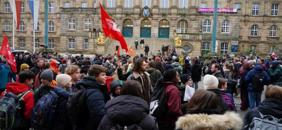 1.200 Schüler demonstrieren in Kassel gegen Wehrpflicht