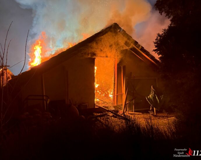 Aufwendiger Einsatz bei Garagenbrand in Niedenstein