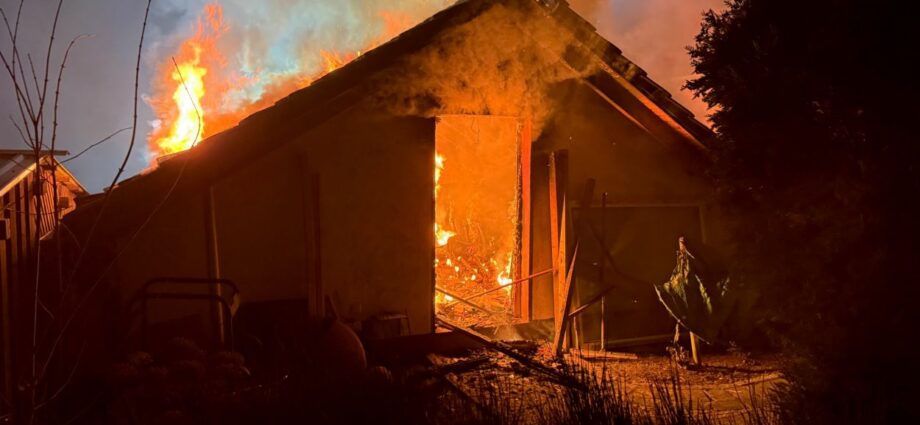 Aufwendiger Einsatz bei Garagenbrand in Niedenstein