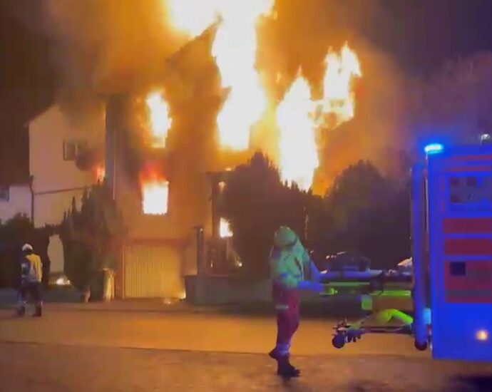 Großbrand in Niestetal – Monteurunterkunft in Vollbrand