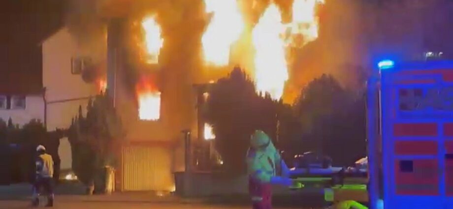 Großbrand in Niestetal – Monteurunterkunft in Vollbrand