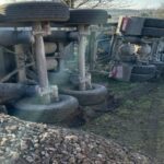 LKW kippt beim Entladen um – Hydraulikzylinder durchstößt Fahrerhaus