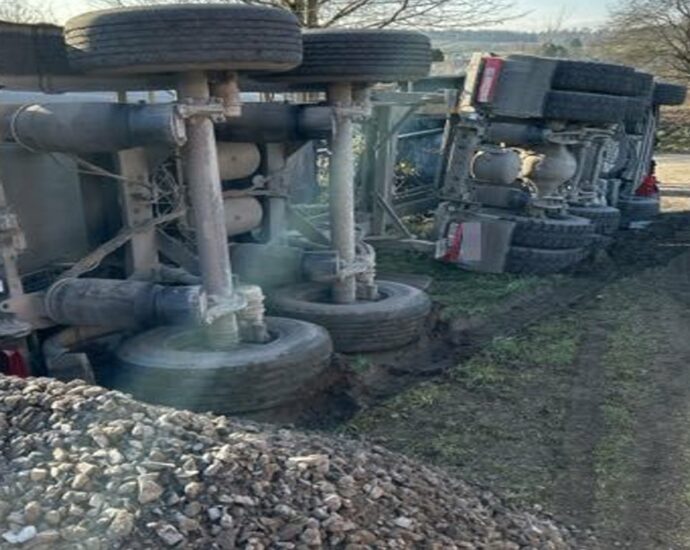 LKW kippt beim Entladen um – Hydraulikzylinder durchstößt Fahrerhaus LKW kippt beim Entladen um – Hydraulikzylinder durchstößt Fahrerhaus