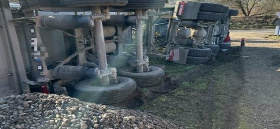 LKW kippt beim Entladen um – Hydraulikzylinder durchstößt Fahrerhaus LKW kippt beim Entladen um – Hydraulikzylinder durchstößt Fahrerhaus