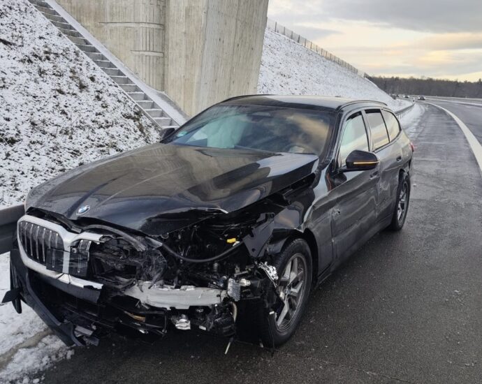 Schlechte Straßenverhältnisse: Pkw verunglückt auf der A49 bei Homberg (Ohm) Schlechte Straßenverhältnisse: Pkw verunglückt auf der A49 bei Homberg (Ohm)