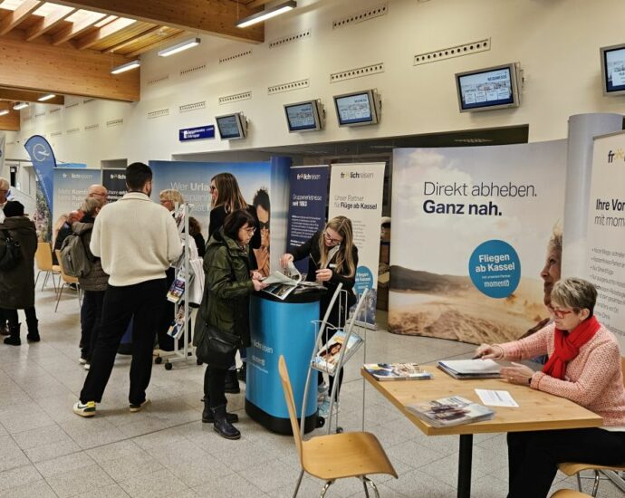 Terminal wird zur Messehalle: Reisemesse am Kassel Airport lockt viele Besucher