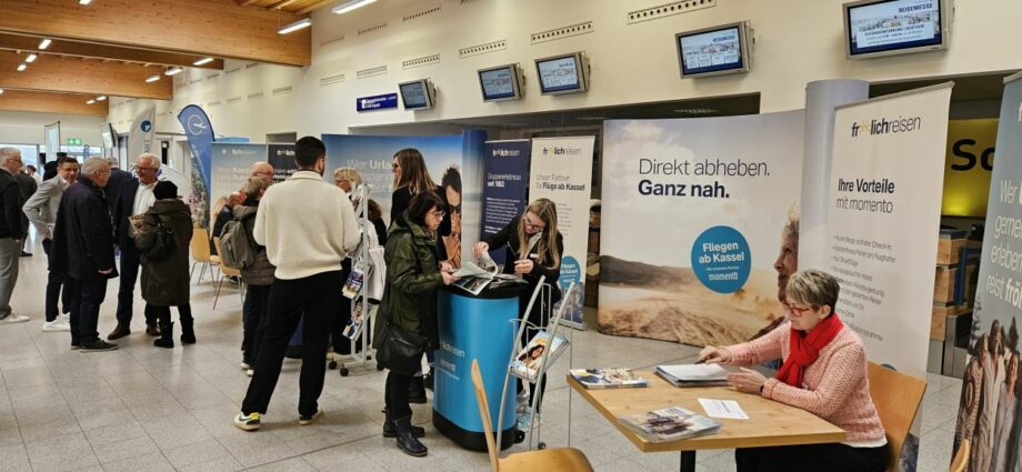Terminal wird zur Messehalle: Reisemesse am Kassel Airport lockt viele Besucher