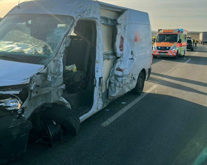 B7: Schwerer Unfall auf der Ortsumgebung Calden – Transporter streift LKW