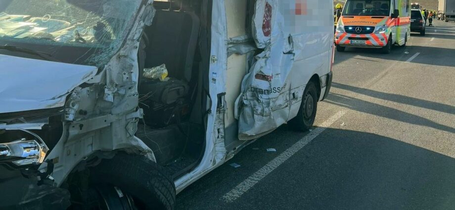 B7: Schwerer Unfall auf der Ortsumgebung Calden – Transporter streift LKW