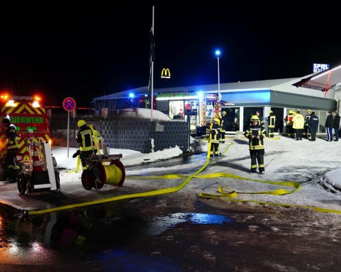 Mann gerät bei Renovierung in Brand – Rettungssprung in den Schnee