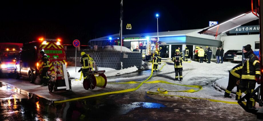 Mann gerät bei Renovierung in Brand – Rettungssprung in den Schnee