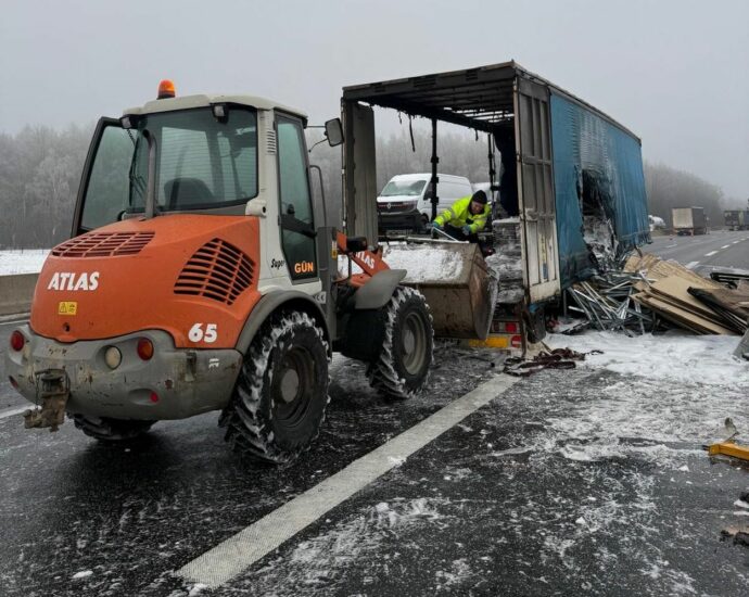 A4: Reifenbrand greift auf Lkw-Auflieger über – Fahrer rettet Zugmaschine